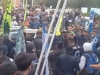 El cruce entre petroleros y la Uocra se dió poco antes de la inauguración de sesiones ordinarias en la Legislatura de Chubut. El cruce entre petroleros y la Uocra se dió poco antes de la inauguración de sesiones ordinarias en la Legislatura de Chubut.