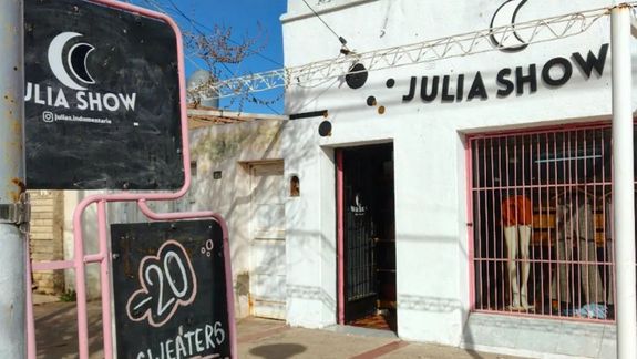 Robaron en un local de ropa y se llevaron hasta las perchas