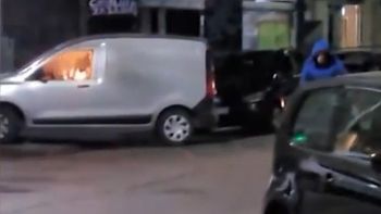 El agresor escapó y continúa prófugo tras el incendio. El agresor escapó y continúa prófugo tras el incendio.