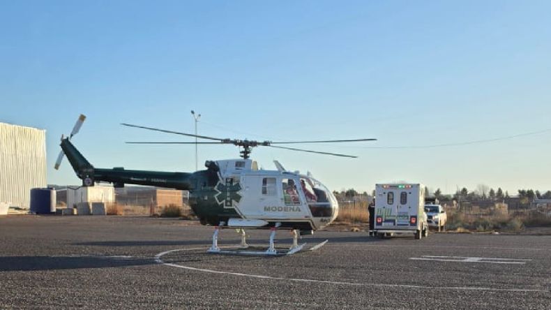 El helicóptero que trsaladó al petrolero desde Rincón de los Sauces. | LM Neuquen El helicóptero que trsaladó al petrolero desde Rincón de los Sauces.