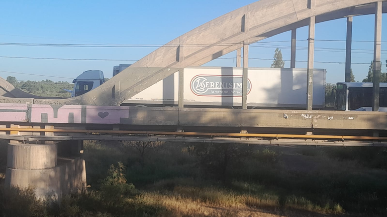 El camión quedo en medio del puente carretero Fotos: Gentileza