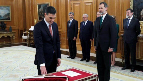 Pedro Sánchez juró ante el rey y ya es el sucesor de Rajoy