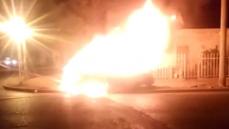 Borracho manejaba en contramano  y terminó chocando con postes de luz: el auto se prendió fuego