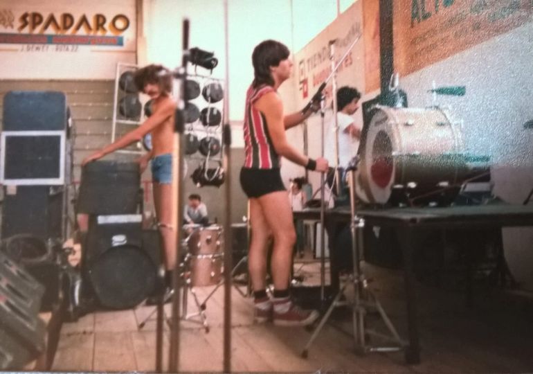 Adrián Taverna, el histórico sonidista de Soda Stereo, llegó a La Caldera del club Independiente. Era el primer asistente de José Robertone, sonidista de Riff. Adrián Taverna, el histórico sonidista de Soda Stereo, llegó a La Caldera del club Independiente. Era el primer asistente de José Robertone, sonidista de Riff.