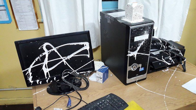 Los ladrones provocaron destrozos en casi todas las aulas de la institución. La peor parte se la llevó la oficina de la dirección.&nbsp;