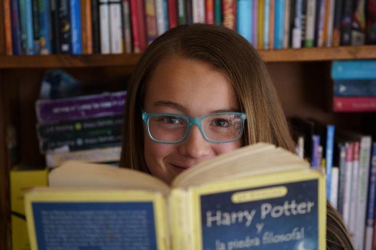 Amelia de 11 años fue elegida como la niña más lectora de la provincia de Neuquén en el concurso organizado por la Fundación Leer en el marco de la Maratón Nacional de Lectura. Amelia fue elegida junto a otros 23 chicos y chicas, uno de cada provincia, por haber leído la mayor cantidad de libros en un año en su plataforma digital Desafío Leer-El Club. Foto: Federico Soto. Amelia de 11 años fue elegida como la niña más lectora de la provincia de Neuquén en el concurso organizado por la Fundación Leer en el marco de la Maratón Nacional de Lectura. Amelia fue elegida junto a otros 23 chicos y chicas, uno de cada provincia, por haber leído la mayor cantidad de libros en un año en su plataforma digital Desafío Leer-El Club. Foto: Federico Soto.