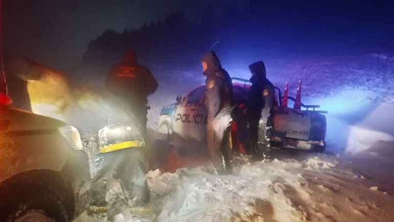 Rescate de ocupantes de tres vehículos por el temporal de nieve en Ruta 43. Rescate de ocupantes de tres vehículos por el temporal de nieve en Ruta 43.