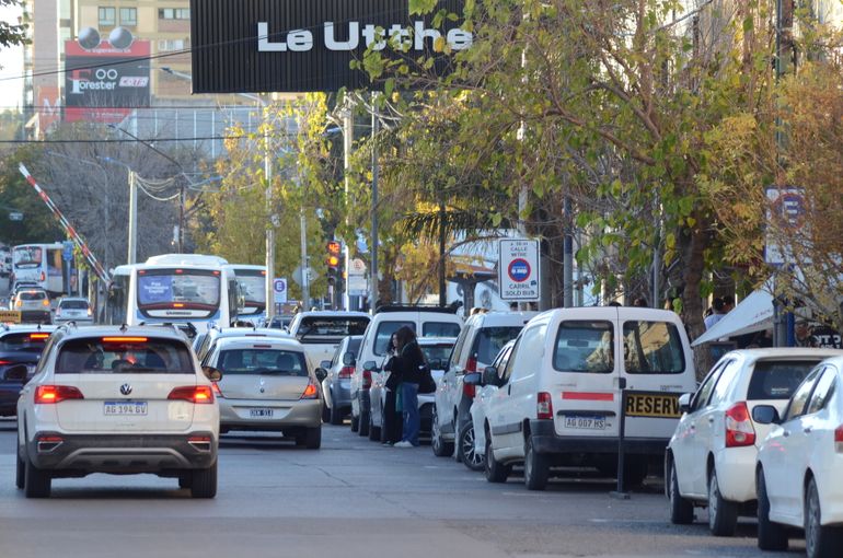 Más estacionamiento en Neuquén: los concejales eliminan una prohibición en el bajo