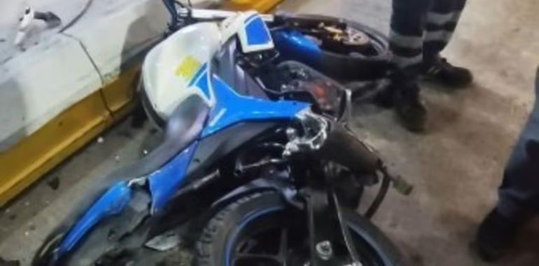 La moto fue arrastrada y el cantante se dio a la fuga La moto fue arrastrada y el cantante se dio a la fuga