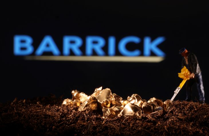 Una pequeña figura de juguete y una imitación de oro se ven frente al logo de Barrick en esta ilustración tomada el 19 de noviembre de 2021. REUTERS/Dado Ruvic