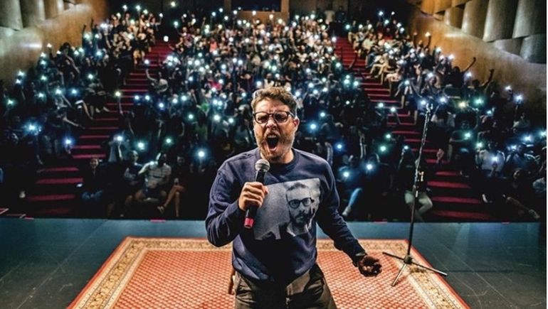 El venezolano José Rafael Guzmán llega a Neuquén con su stand up Sin robar a nadie