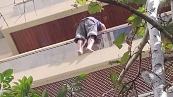 el impactante video del rescate de un hombre que intento tirarse del balcon el impactante video del rescate de un hombre que intento tirarse del balcon