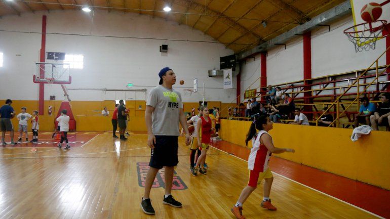 El brasileño se adapta rápido al básquet argentino y Centro Español.