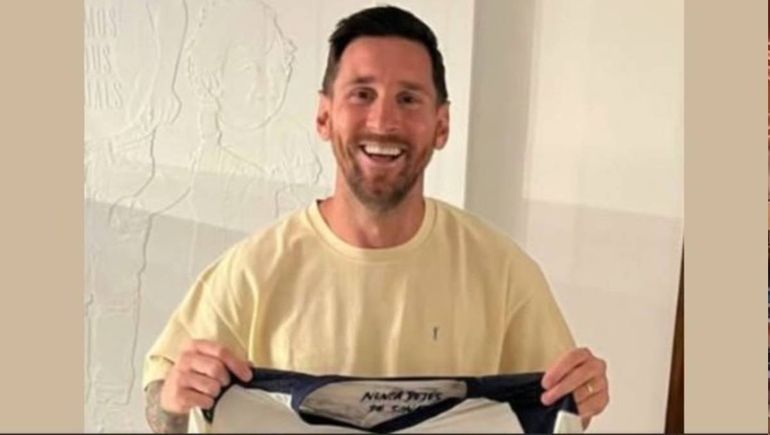 Foto para recuerdo: la imagen de Messi con una camiseta del ascenso que recorrió el mundo