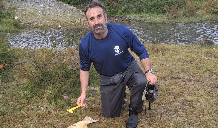 Javier Ciancio realizando trabajo de campo. Foto: Cenpat Javier Ciancio realizando trabajo de campo. Foto: Cenpat