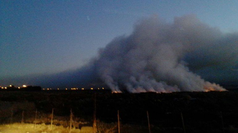 La postal del fuego durante el alba.&nbsp;