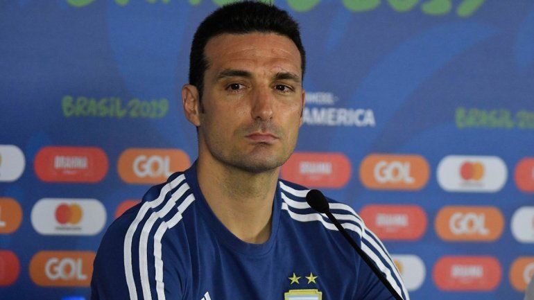 Scaloni jugó al misterio con el 11 pero llenó de elogios al neuquino Acuña