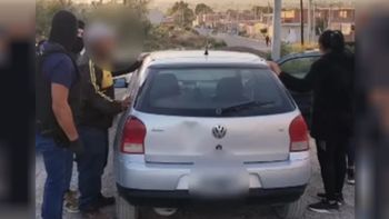 Según la denuncia, el joven fue abordado en una esquina de Puerto Madryn por un hombre de 32 años en un Volkswagen Gol, al que luego se sumaron otros dos. Según la denuncia, el joven fue abordado en una esquina de Puerto Madryn por un hombre de 32 años en un Volkswagen Gol, al que luego se sumaron otros dos.