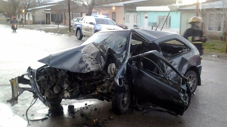 Impresionante accidente de un policía que chocó contra un árbol