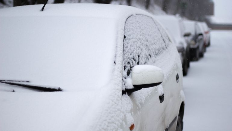 Los autos cubiertos de escarcha y nieve, un clásico de las mañanas más crudas de invierno. Foto: Freepik. Los autos cubiertos de escarcha y nieve, un clásico de las mañanas más crudas de invierno. Foto: Freepik.
