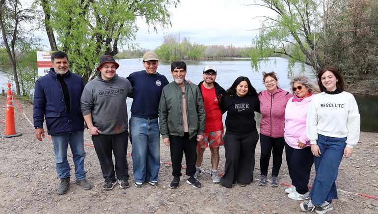 Tito junto a su familia a orillas del Limay. Tito junto a su familia a orillas del Limay.