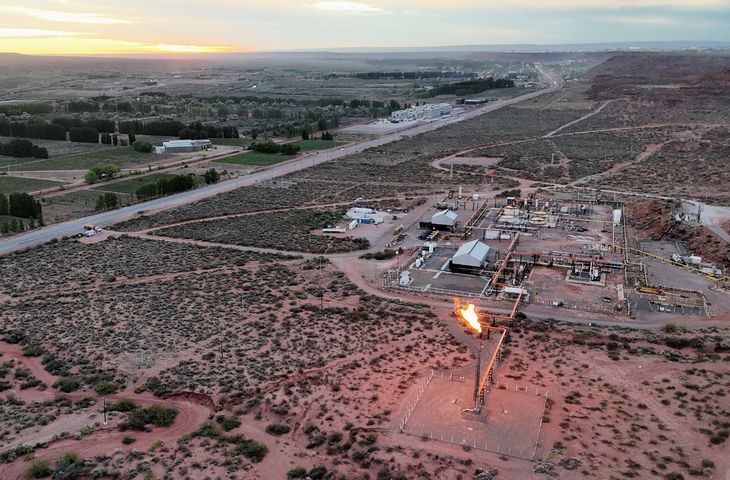 FOTO DE ARCHIVO: La vista desde un drone muestra una llamarada de gas no convencional en la formación argentina Vaca Muerta, fuera de la ciudad patagónica de Añelo, Argentina, October 22, 2024. FOTO DE ARCHIVO: La vista desde un drone muestra una llamarada de gas no convencional en la formación argentina Vaca Muerta, fuera de la ciudad patagónica de Añelo, Argentina, October 22, 2024.