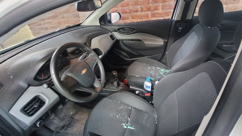 Motochorros le rompieron el vidrio de un piedrazo para robarle