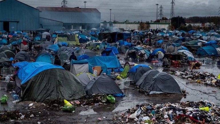 Tensión con Reino Unido: Francia desaloja un campamento de inmigrantes