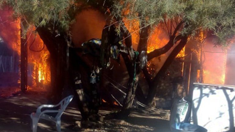 Isla Jordán: se les quemó la casa por un cortocircuito y perdieron todo