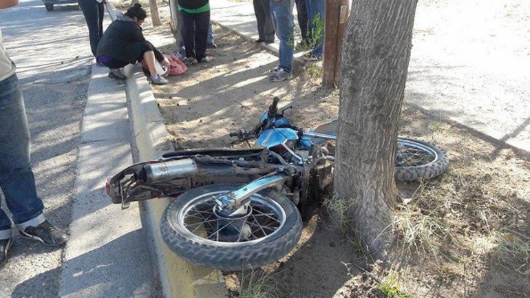 El joven se cayó de la moto en calle Persineck casi Chacabuco de Cutral Co.