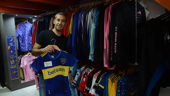 Los simpatizantes de Boca se llevan desde camisetas hasta chop, vasos para fernet y mates.