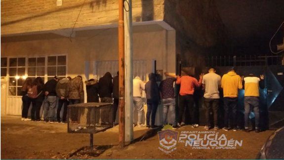 Un soldado aislado con síntomas organizó la fiesta clandestina