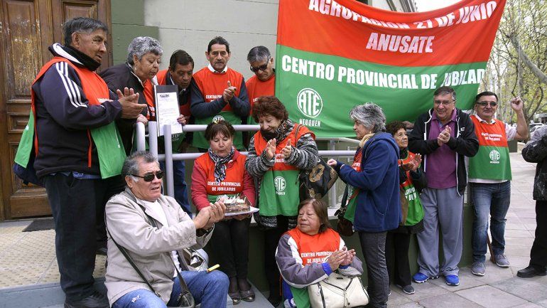 Reclaman frente a Casa de Gobierno los jubilados que no cobraron el último aumento