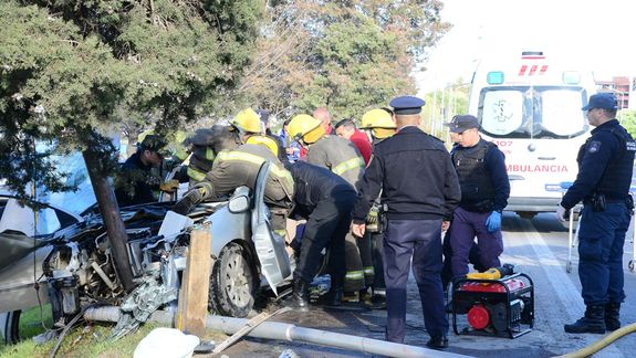 Destrozó el auto contra un poste de luz: dos mujeres fueron hospitalizadas