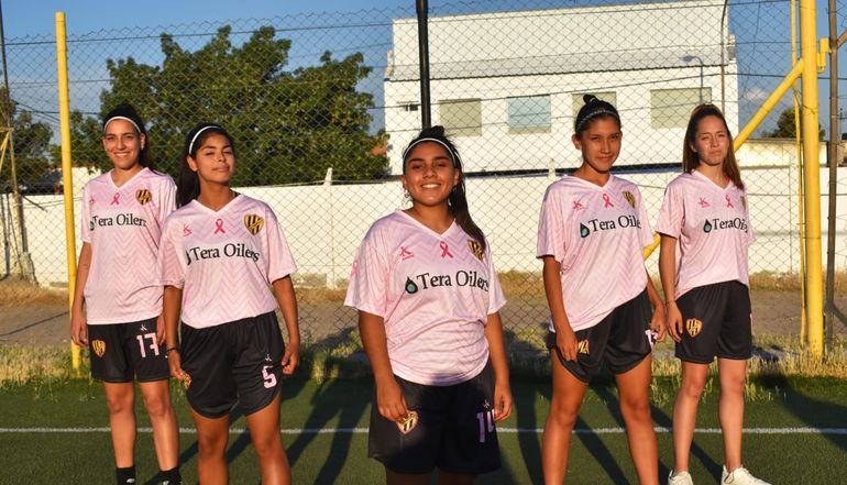 Un golazo de las jugadoras de Pacífico: vestirán pilcha rosa contra el cáncer de mama