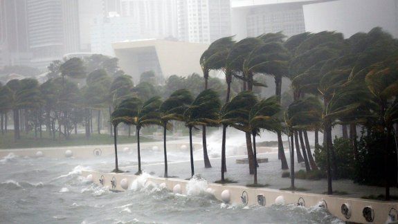 Más de 800 mil personas se quedaron sin suministro de luz. El huracán Irma llegó a EE.UU. con categoría 3 y castigó con furia las costas de Florida. Hubo ráfagas de viento de 230 km/h.