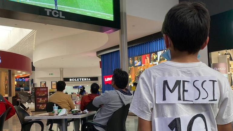 El nene que armó su camiseta de Messi con recortes para alentar a la selección