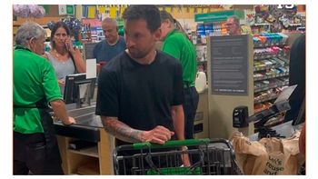 Lionel Messi de compras. Después del primer entrenamiento con sus nuevos compañeros, Lionel Messi fue a hacer las compras a un supermercado de Miami. Lionel Messi de compras. Después del primer entrenamiento con sus nuevos compañeros, Lionel Messi fue a hacer las compras a un supermercado de Miami.