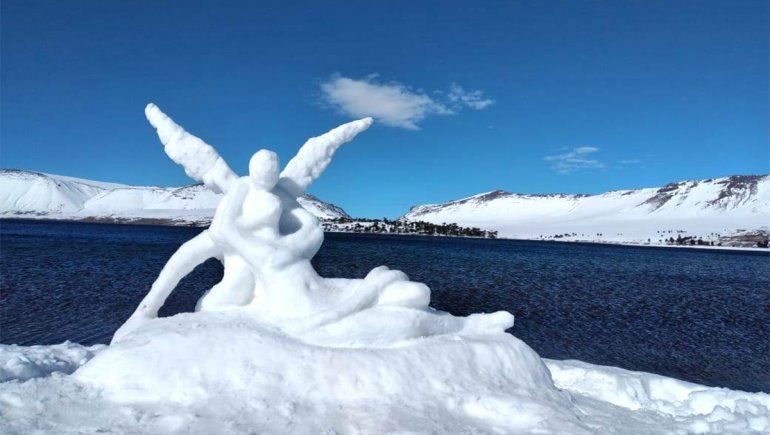Caviahue: una obra de arte italiana en una escultura de nieve