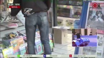 video: el insolito robo del recuerdo de maradona que es viral