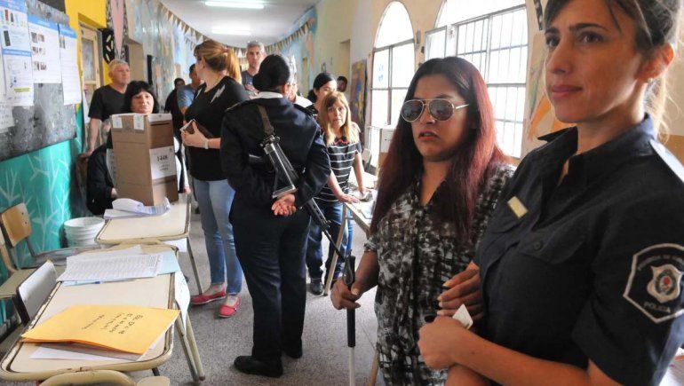 Su ex la dejó ciega y votó custodiada