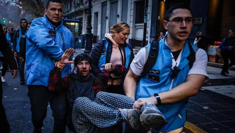 Uno de los detenidos durante las protestas frente al Congreso.