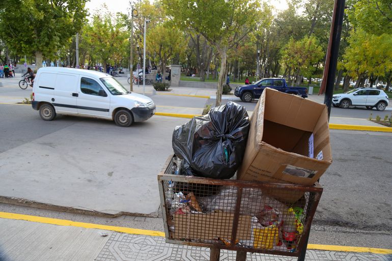 Basura frente a la Municipalidad de Plottier. Basura frente a la Municipalidad de Plottier.