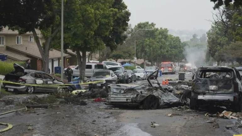 La caída de la avioneta en California generó incendios en más de una decena de casas, mientras que el fuego también arrasó con vehículos estacionados en la zona.