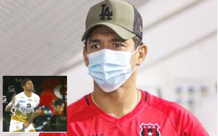 ¡Jugador atrevido! Le tocó los genitales a un rival y lo castigaron