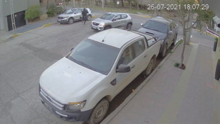 Casi atropellan al hombre que escapó del intento de robo en pleno centro