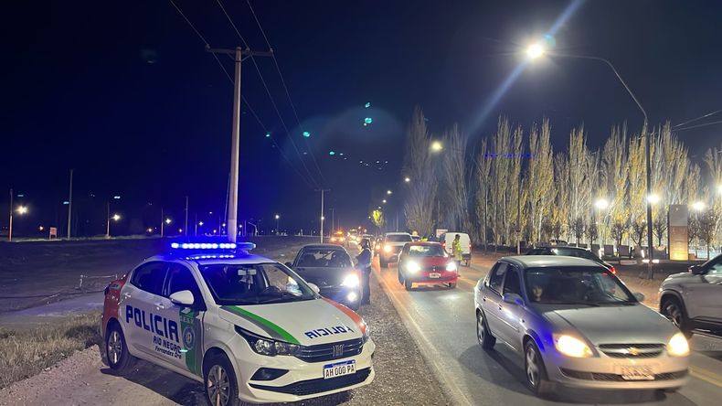 El control de tránsito se llevó adelante la noche del martes en la intersección de la Ruta Chica y Circunvalación. | LM Neuquen El control de tránsito se llevó adelante la noche del martes en la intersección de la Ruta Chica y Circunvalación.