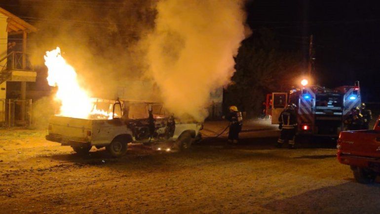 Tiraron una molotov e incendiaron la camioneta a referente social de Junín