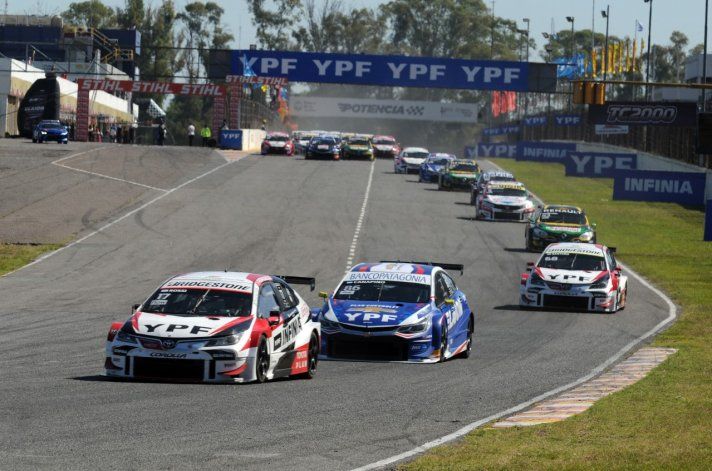 Matías Rossi continúa como puntero del torneo luego de la sexta fecha que disputó el Súper TC2000 en el autódromo de Buenos Aires.