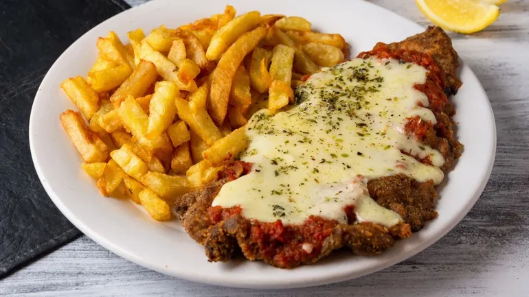 Milanesa napolitana con papas fritas. Milanesa napolitana con papas fritas.